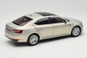 Skoda Superb Mk3 Arany Paudi Model 1:18 ZSS000006GOLD Fém – 3. kép a 8-ből