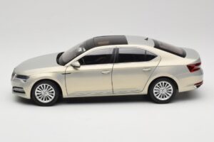 Skoda Superb Mk3 Arany Paudi Model 1:18 ZSS000006GOLD Fém – 4. kép a 8-ből