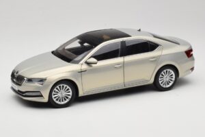 Skoda Superb Mk3 Arany Paudi Model 1:18 ZSS000006GOLD Fém