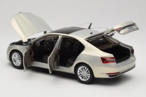 Skoda Superb Mk3 Arany Paudi Model 1:18 ZSS000006GOLD Fém – 5. kép a 8-ből