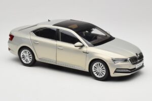 Skoda Superb Mk3 Arany Paudi Model 1:18 ZSS000006GOLD Fém – 6. kép a 8-ből