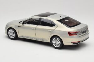 Skoda Superb Mk3 Arany Paudi Model 1:18 ZSS000006GOLD Fém – 7. kép a 8-ből