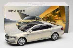 Skoda Superb Mk3 Arany Paudi Model 1:18 ZSS000006GOLD Fém – 8. kép a 8-ből