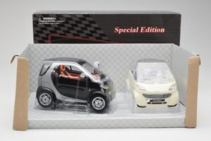 Smart Fortwo Fekete & Fehér Maisto 1:18 56045 Fém – 2. kép a 3-ből