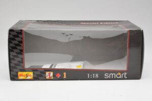 Smart Fortwo Fekete & Fehér Maisto 1:18 56045 Fém – 3. kép a 3-ből
