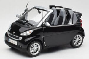 Smart Fortwo Kabrió W451 Fekete & Ezüst Minichamps 1:18 Q0022566V001C18Q00 Fém – 2. kép a 8-ből