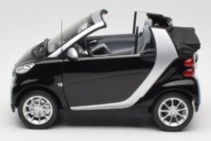 Smart Fortwo Kabrió W451 Fekete & Ezüst Minichamps 1:18 Q0022566V001C18Q00 Fém – 4. kép a 8-ből