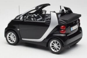 Smart Fortwo Kabrió W451 Fekete & Ezüst Minichamps 1:18 Q0022566V001C18Q00 Fém – 7. kép a 8-ből