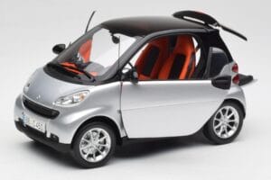 Smart Fortwo Coupé W451 Ezüst & Fekete Minichamps 1:18 Q0022528V001C75Q00 Fém – 2. kép a 8-ből