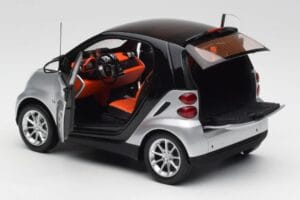 Smart Fortwo Coupé W451 Ezüst & Fekete Minichamps 1:18 Q0022528V001C75Q00 Fém – 5. kép a 8-ből