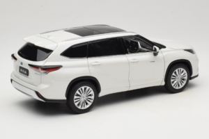 Toyota Highlander XU70 Fehér OEM 1:18 26071-2011 Fém – 3. kép a 8-ből