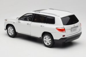 Toyota Highlander XU40 Fehér Paudi Model 1:18 2043612-W1 Fém – 7. kép a 8-ből