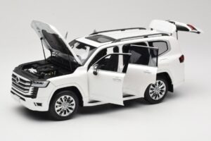 Toyota Land Cruiser J300 ZX Fehér LCD 1:18 LCD18013-ZX-WH Fém – 2. kép a 8-ből