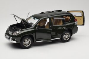 Toyota Land Cruiser Prado J150 Zöld Paudi Model 1:18 623132-GR Fém – 2. kép a 8-ből
