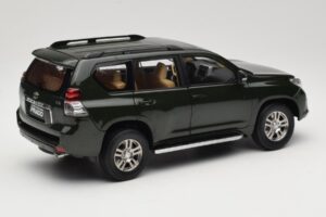 Toyota Land Cruiser Prado J150 Zöld Paudi Model 1:18 623132-GR Fém – 3. kép a 8-ből