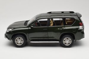 Toyota Land Cruiser Prado J150 Zöld Paudi Model 1:18 623132-GR Fém – 4. kép a 8-ből