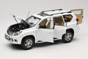 Toyota Land Cruiser Prado J150 Fehér Paudi Model 1:18 623132-WH Fém – 2. kép a 8-ből