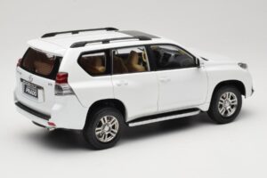 Toyota Land Cruiser Prado J150 Fehér Paudi Model 1:18 623132-WH Fém – 3. kép a 8-ből
