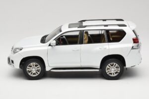 Toyota Land Cruiser Prado J150 Fehér Paudi Model 1:18 623132-WH Fém – 4. kép a 8-ből