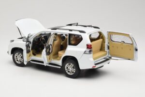 Toyota Land Cruiser Prado J150 Fehér Paudi Model 1:18 623132-WH Fém – 5. kép a 8-ből