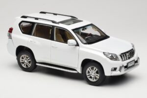 Toyota Land Cruiser Prado J150 Fehér Paudi Model 1:18 623132-WH Fém – 6. kép a 8-ből