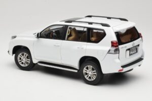 Toyota Land Cruiser Prado J150 Fehér Paudi Model 1:18 623132-WH Fém – 7. kép a 8-ből
