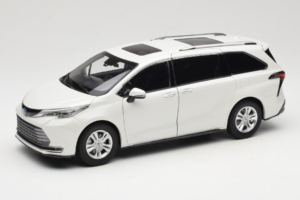 Toyota Sienna XL30 Fehér OEM 1:18 TOYOTA013 Fém