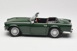 Triumph TR4 British Racing Green Revell 1:18 08827-T1 Fém – 4. kép a 8-ből