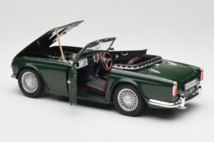 Triumph TR4 British Racing Green Revell 1:18 08827-T1 Fém – 5. kép a 8-ből