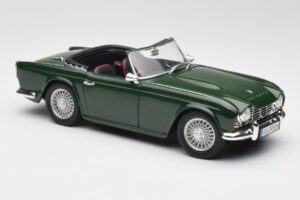 Triumph TR4 British Racing Green Revell 1:18 08827-T1 Fém – 6. kép a 8-ből