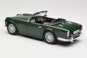 Triumph TR4 British Racing Green Revell 1:18 08827-T1 Fém – 7. kép a 8-ből