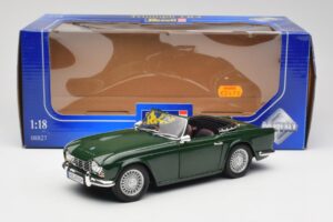 Triumph TR4 British Racing Green Revell 1:18 08827-T1 Fém – 8. kép a 8-ből