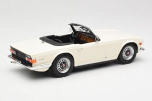 Triumph TR6 PI Fehér Minichamps 1:18 155132035 Fém – 2. kép a 6-ből