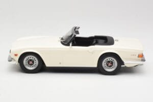 Triumph TR6 PI Fehér Minichamps 1:18 155132035 Fém – 3. kép a 6-ből