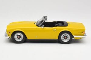Triumph TR6 RHD Sárga Minichamps 1:18 155132034 Fém – 3. kép a 6-ből