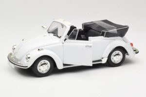 Volkswagen 1302 LS Kabrió Fehér Revell 1:18 8415 Fém – 2. kép a 8-ből