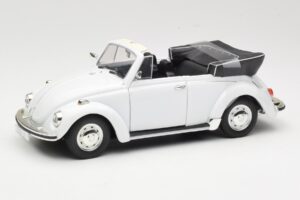 Volkswagen 1302 LS Kabrió Fehér Revell 1:18 8415 Fém