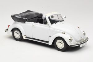 Volkswagen 1302 LS Kabrió Fehér Revell 1:18 8415 Fém – 6. kép a 8-ből