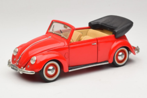 Volkswagen Beetle Kabrió Piros Maisto 1:18 56010 Fém