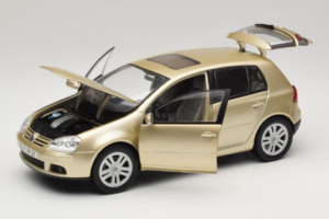 Volkswagen Golf Mk5 Light Bronze Metallic Bburago 1:18 09930201W Fém – 2. kép a 8-ből