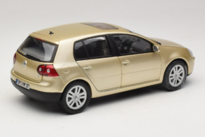 Volkswagen Golf Mk5 Light Bronze Metallic Bburago 1:18 09930201W Fém – 3. kép a 8-ből