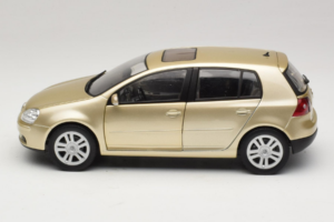 Volkswagen Golf Mk5 Light Bronze Metallic Bburago 1:18 09930201W Fém – 4. kép a 8-ből