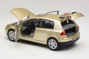 Volkswagen Golf Mk5 Light Bronze Metallic Bburago 1:18 09930201W Fém – 5. kép a 8-ből