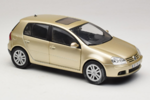 Volkswagen Golf Mk5 Light Bronze Metallic Bburago 1:18 09930201W Fém – 6. kép a 8-ből