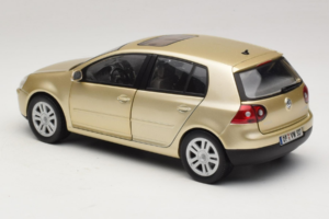 Volkswagen Golf Mk5 Light Bronze Metallic Bburago 1:18 09930201W Fém – 7. kép a 8-ből