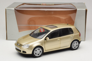 Volkswagen Golf Mk5 Light Bronze Metallic Bburago 1:18 09930201W Fém – 8. kép a 8-ből