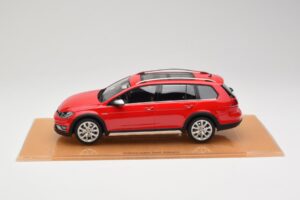 Volkswagen Golf Mk7 Alltrack Tornado Red DNA 1:18 DNA000035 Gyanta – 3. kép a 6-ből