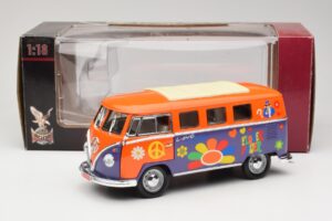 Volkswagen Microbus T1 Flower Power Road Signature 1:18 92329 Fém – 8. kép a 8-ből