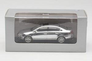 Volkswagen Passat B6 Chrome Silver 10 Years Volkswagen Magazine Minichamps 1:43 PASSAT004 Fém – 4. kép a 4-ből