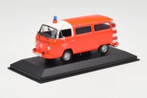 Volkswagen T2 Bus Tűzoltóság Frankfurt Piros Lökhárítók Minichamps 1:43 400053091-V1 Fém – 2. kép a 4-ből